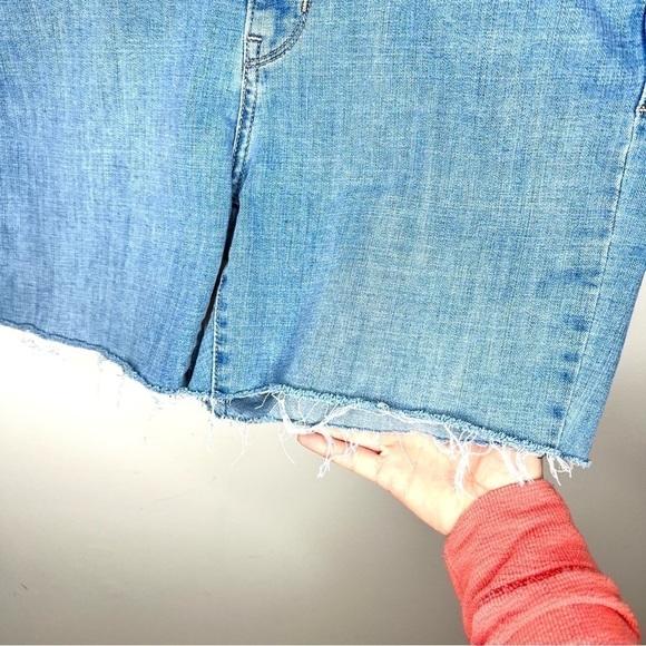Levi Strauss & Co Distressed Cut Off Light Wash Denim Women's Jean Shorts Sz 12 - Picture 4 of 16